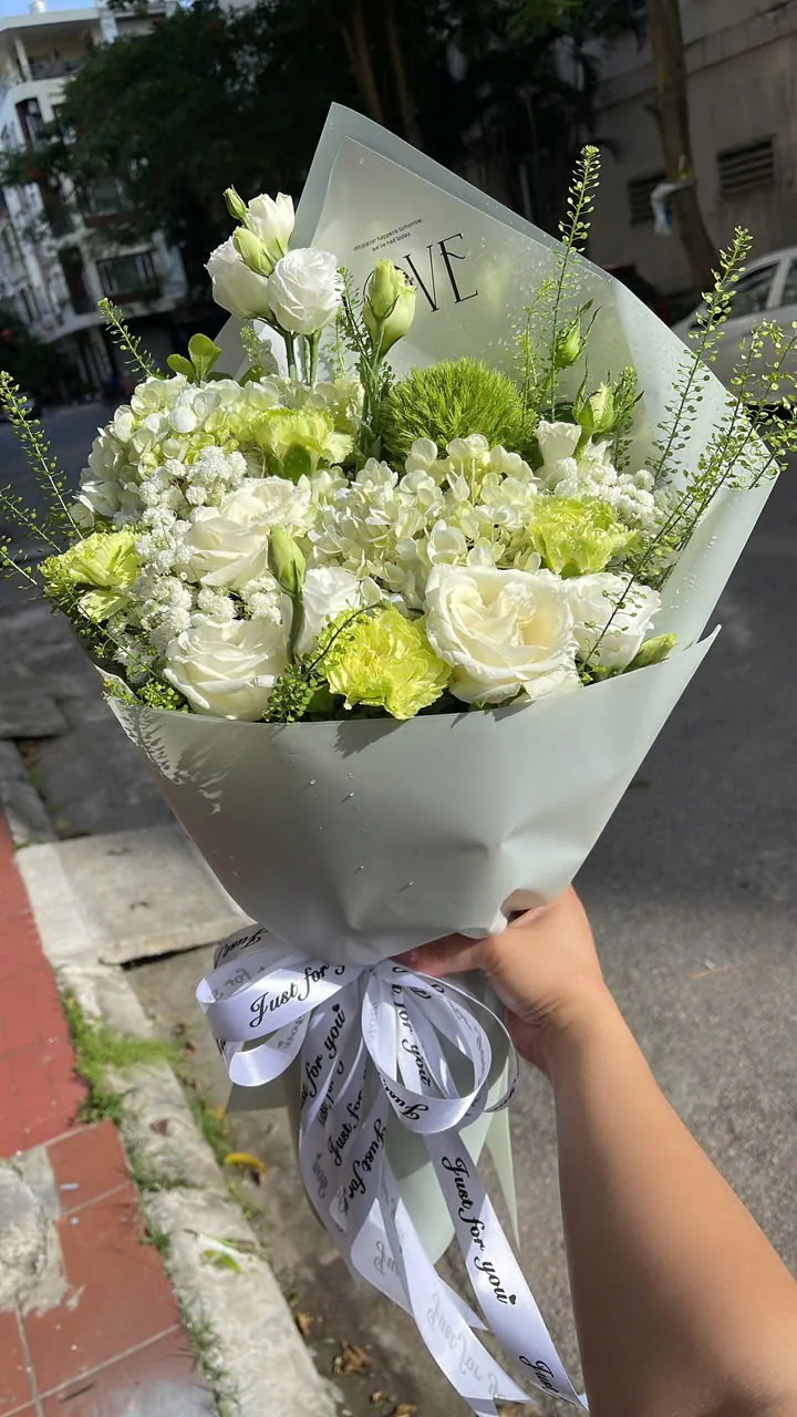 Bó hoa trắng xanh gói giấy xanh nhạt