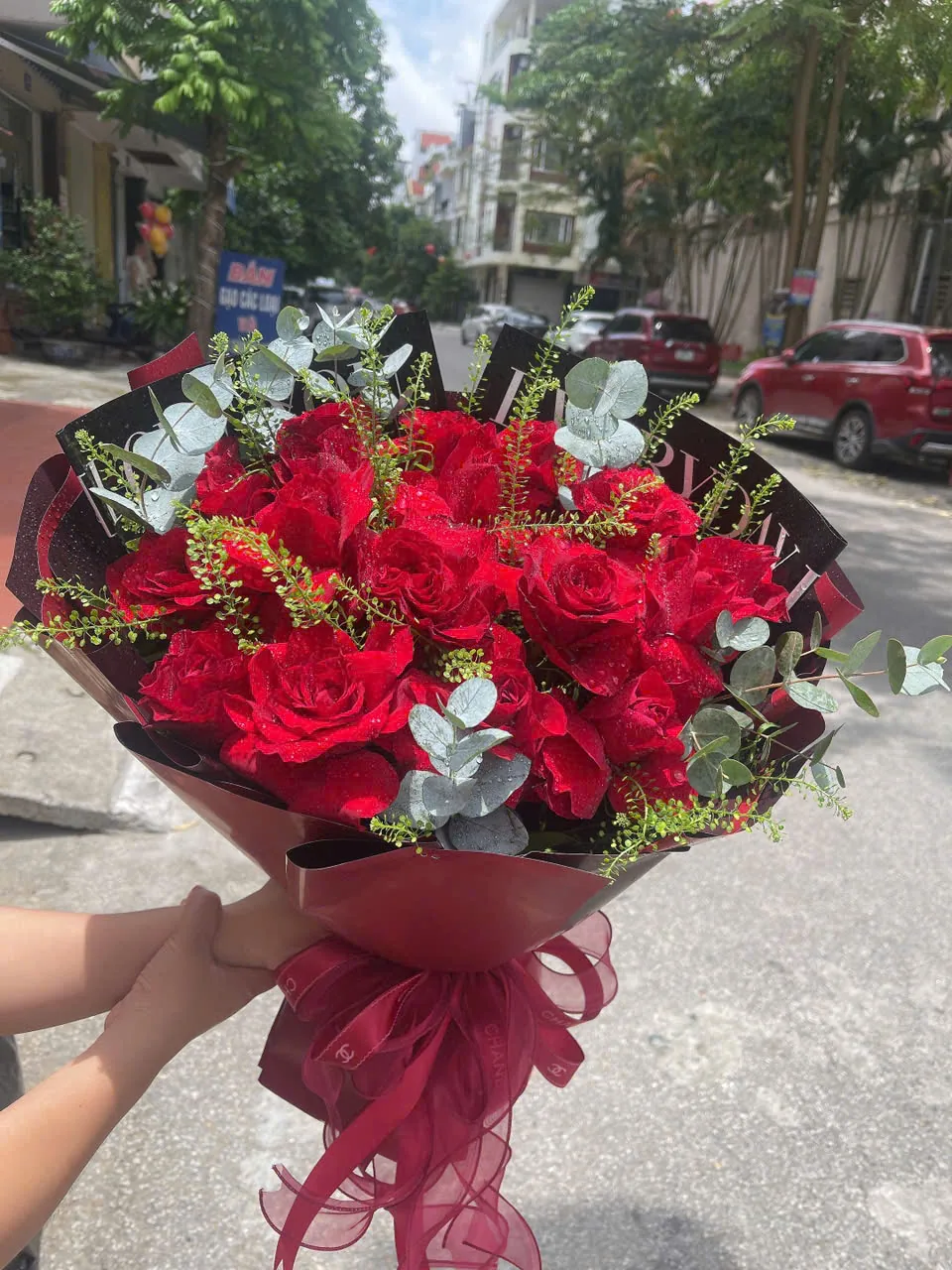 Bó hoa hồng đỏ gói giấy đen