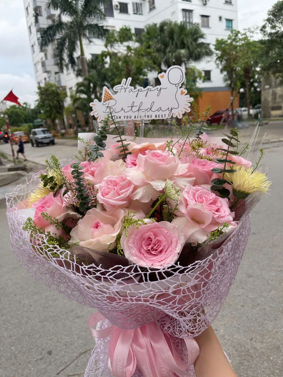 Bó hoa hồng phấn gói lưới hồng