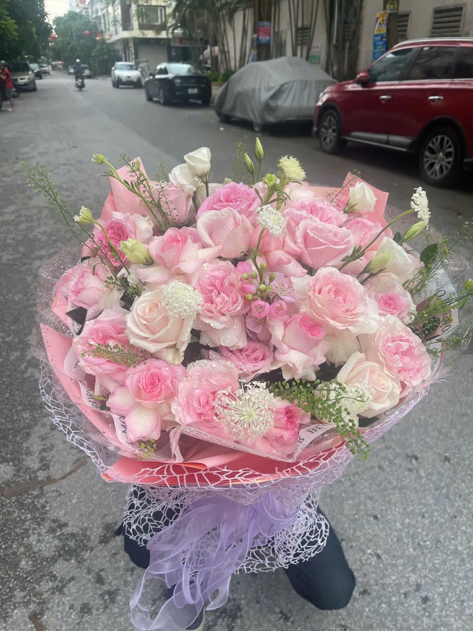 Bó hoa hồng phấn phối trắng