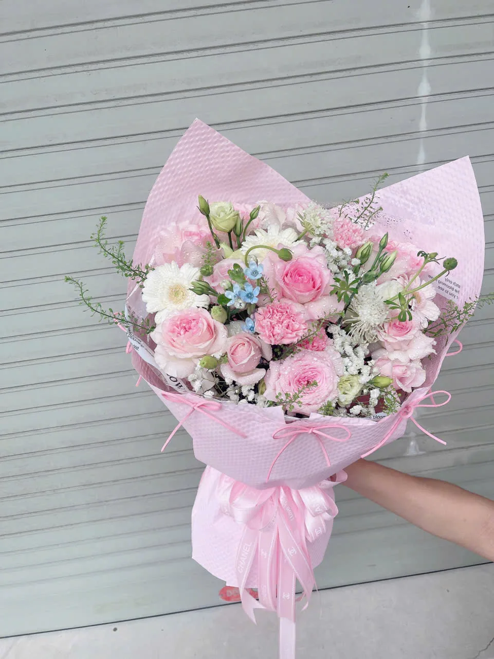 Bó hoa hồng trắng phối xanh, gói giấy hồng