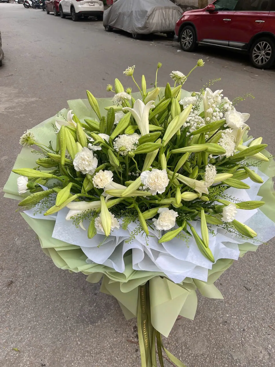 Bó hoa ly trắng gói giấy xanh nhạt