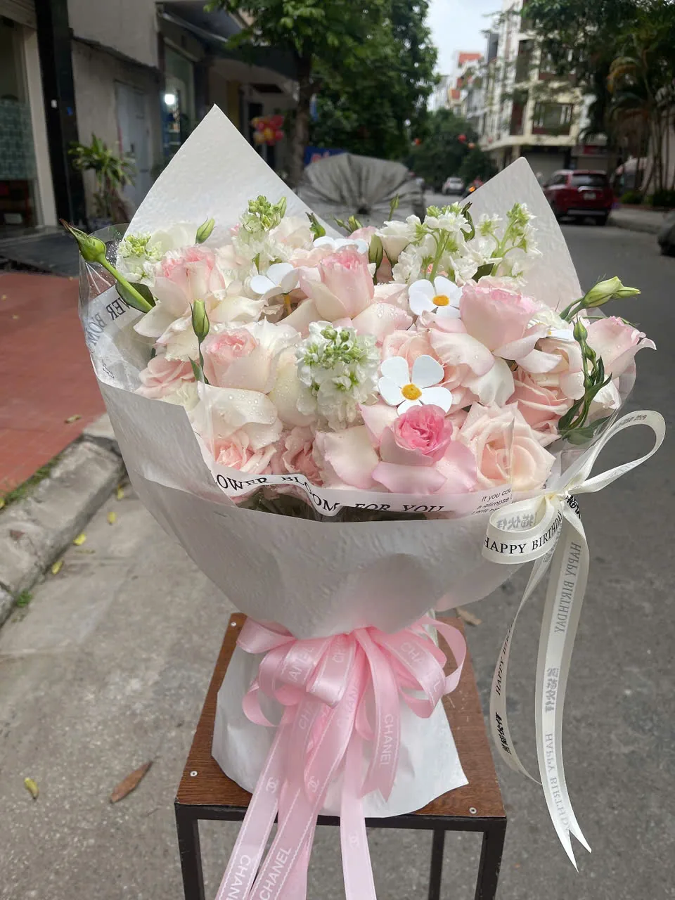 Bó hoa hồng phấn phối cúc trắng