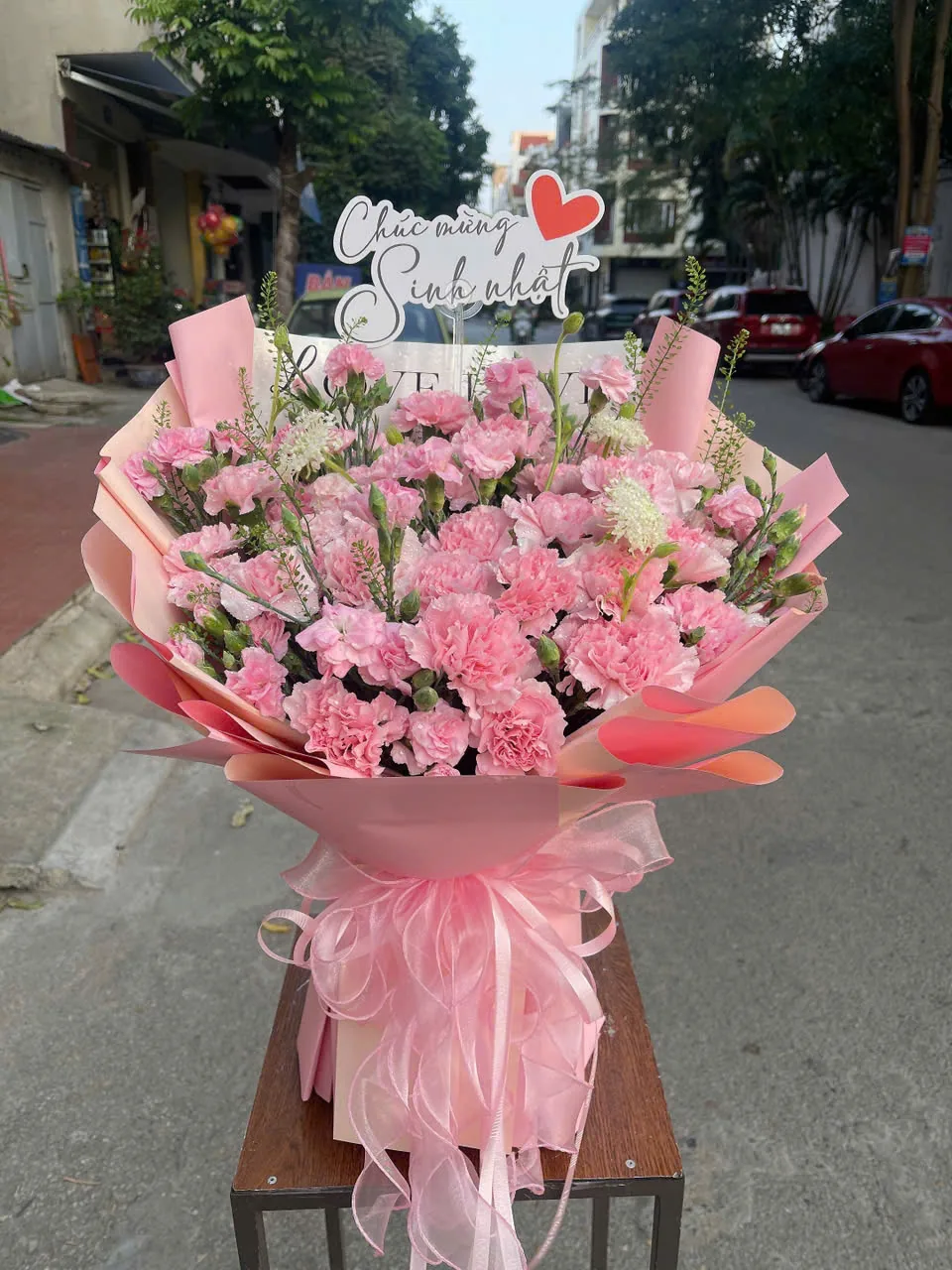 Bó hoa hồng phấn phối trắng, gói giấy hồng