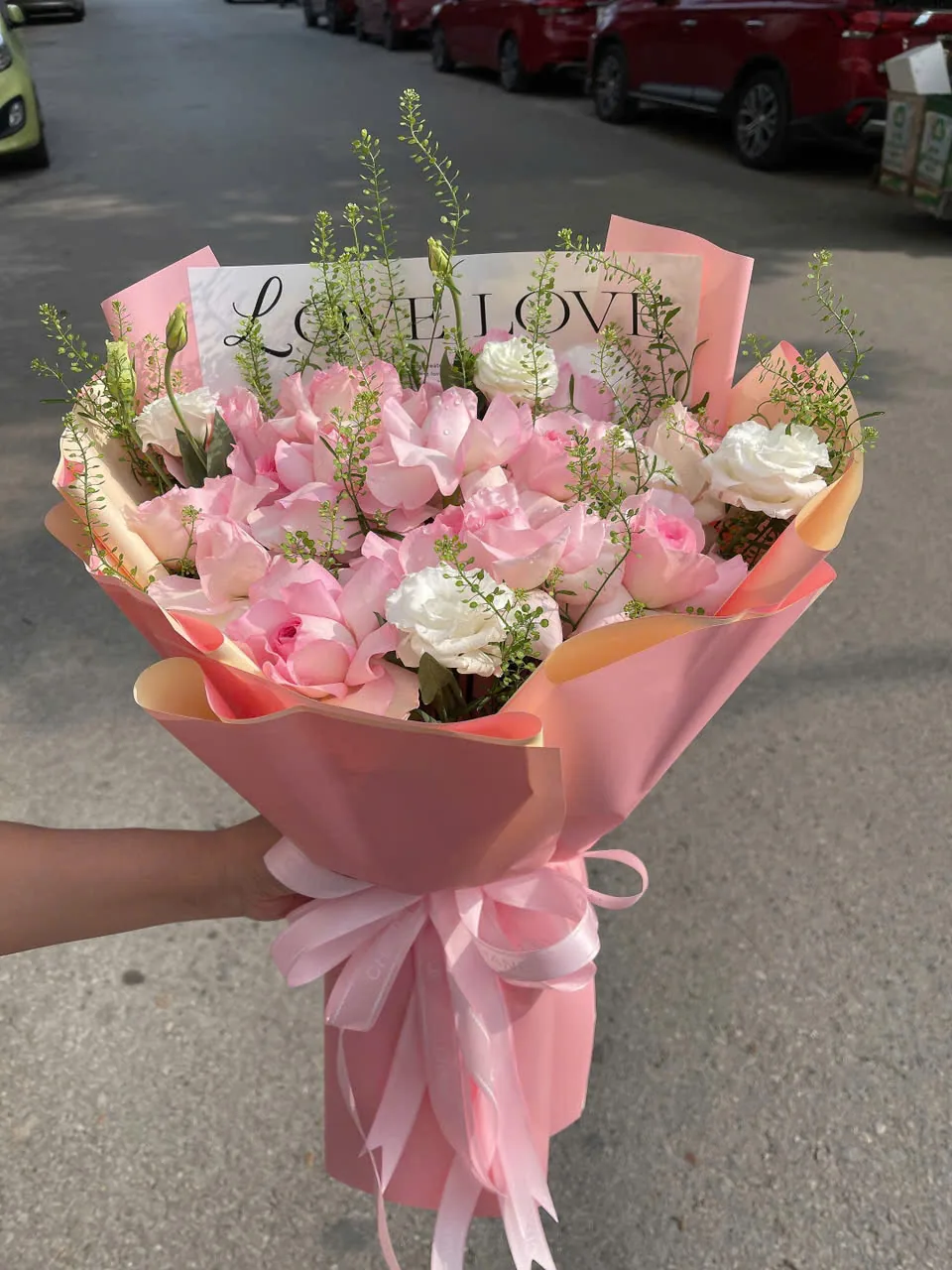 Bó hoa hồng trắng phối hồng nhạt