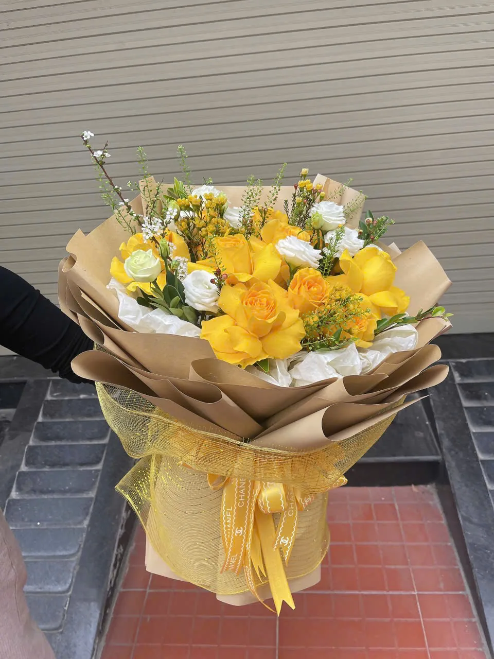 Bó hoa hồng vàng phối trắng