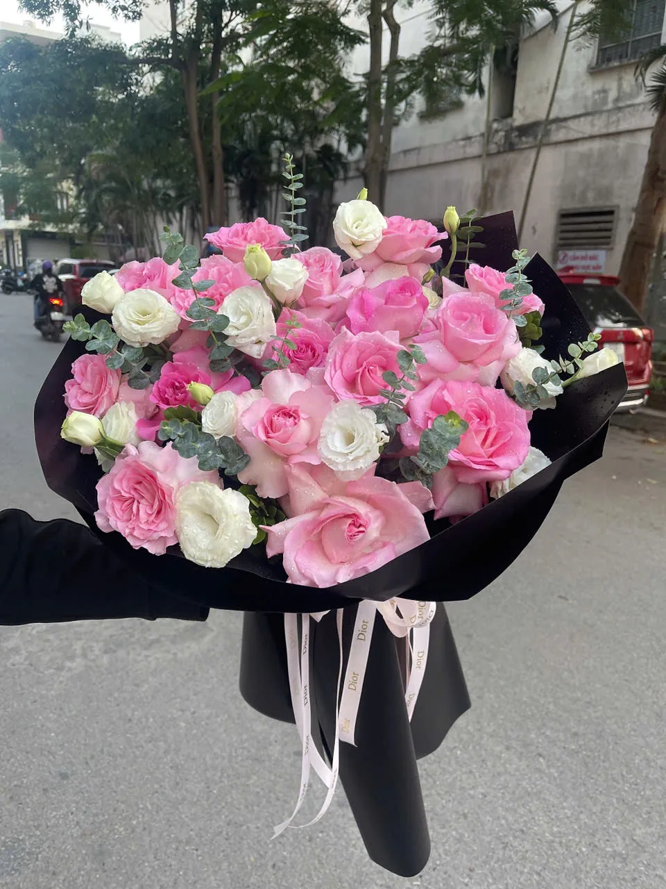 Bó hoa hồng trắng phối hồng phấn