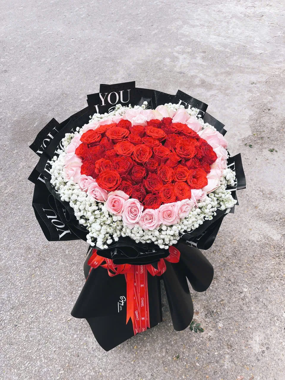 Bó hoa hồng đỏ trắng gói giấy đen