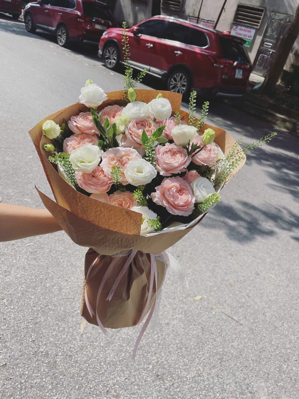 Bó hoa hồng phấn phối trắng, gói giấy nâu