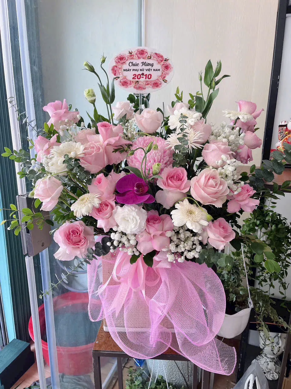 Giỏ hoa để bàn tông hồng tím