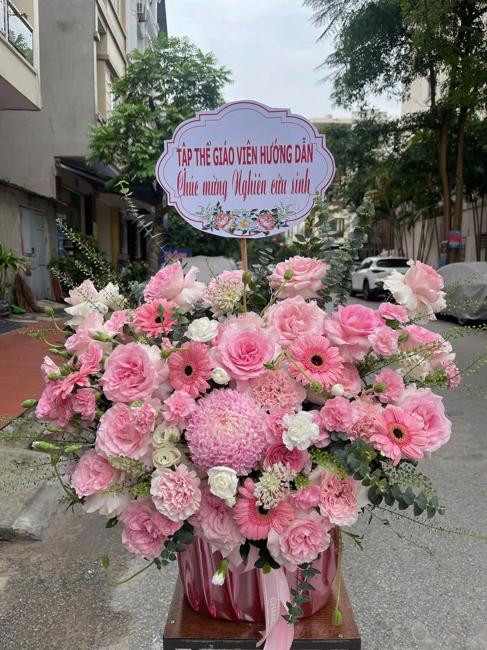 Giỏ hoa để bàn tông hồng phấn