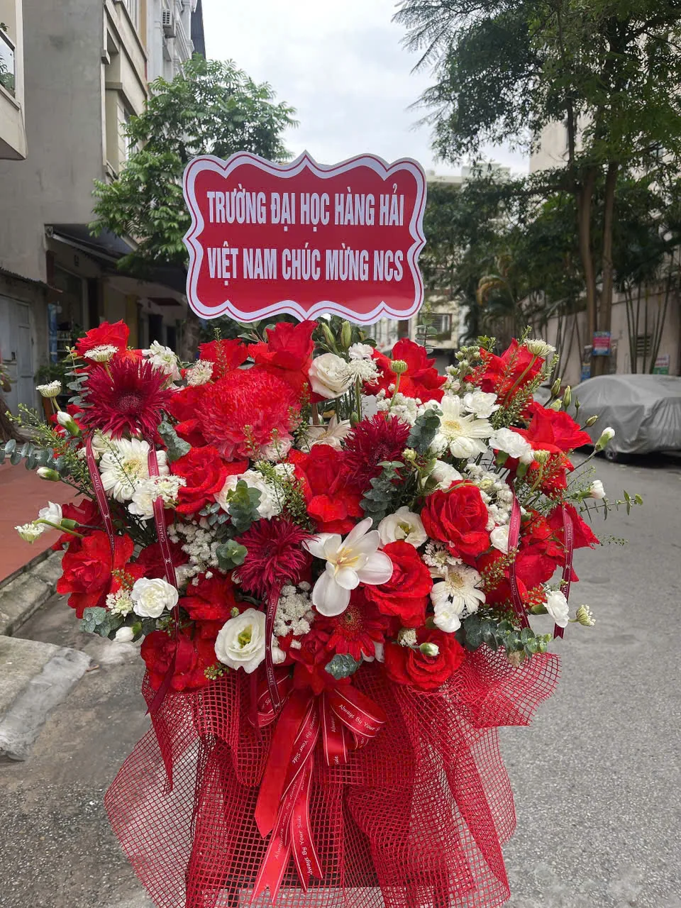 Giỏ hoa để bàn tông đỏ trắng phối xanh