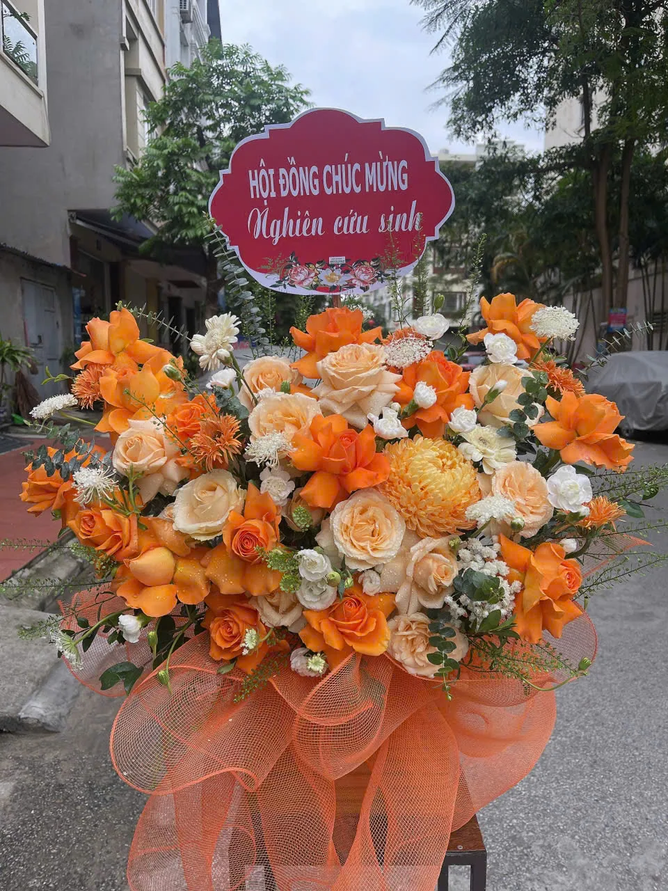 Giỏ hoa để bàn tông cam vàng