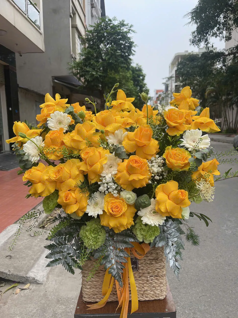 Giỏ hoa để bàn tông vàng