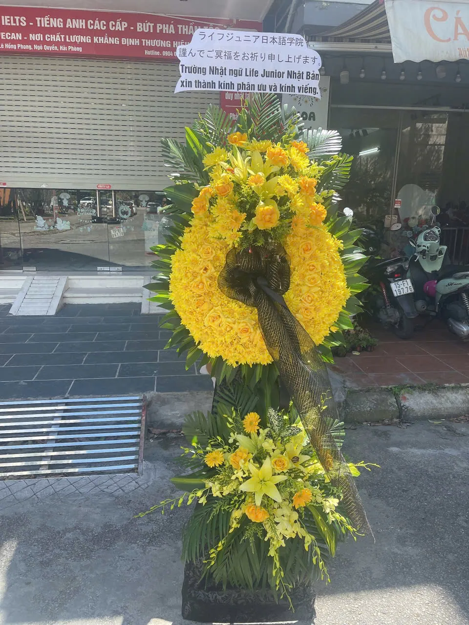 Mẫu kệ hoa viếng