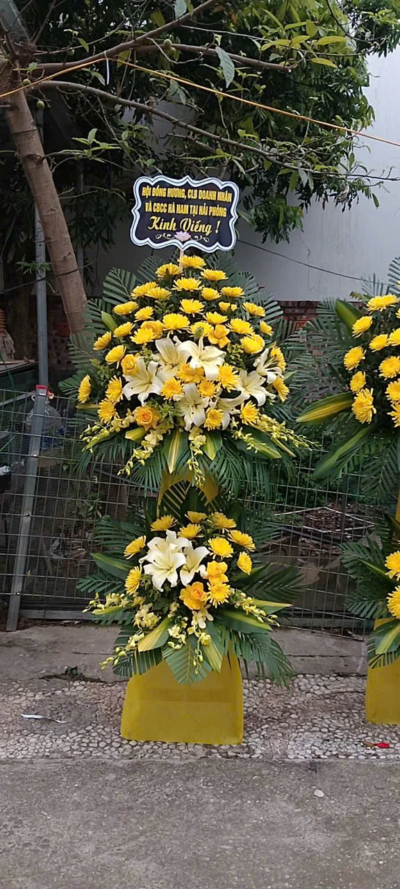 Thuỷ Hoa thực hiện vòng hoa tang lễ