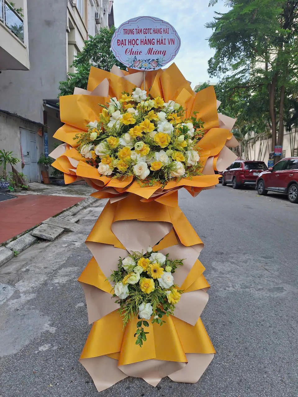 Lẵng hoa khai trương tông vàng gói vải