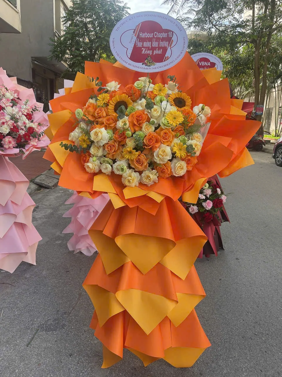 Lẵng hoa khai trương tông trắng vàng