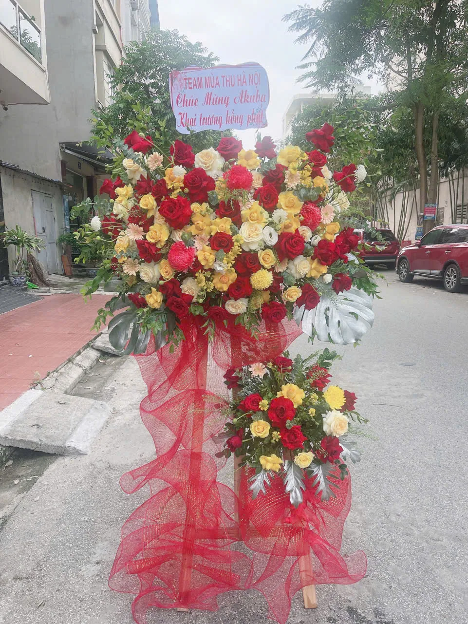 Lẵng hoa khai trương tông trắng vàng nhạt