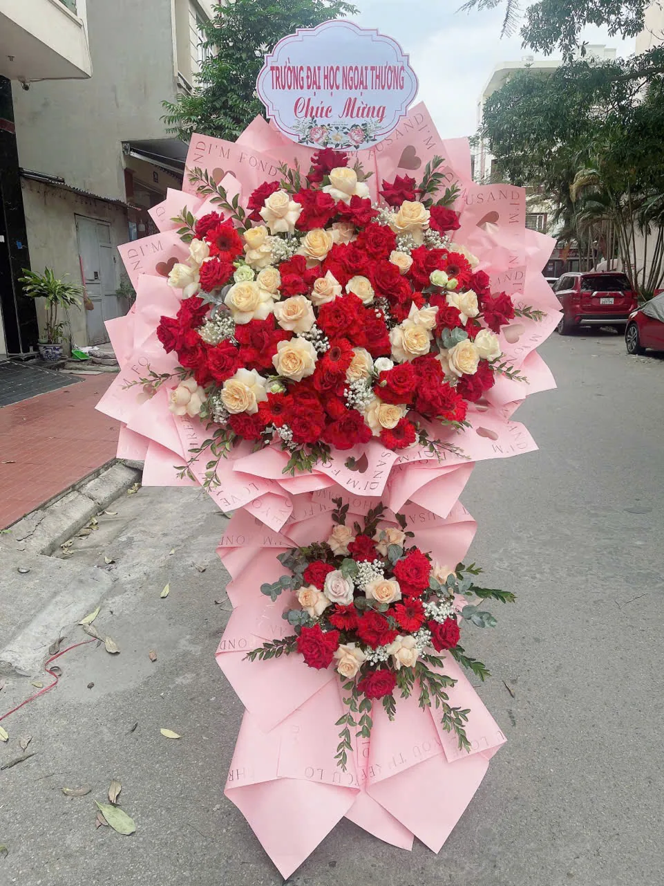 Lẵng hoa khai trương tông đỏ trắng phối hồng