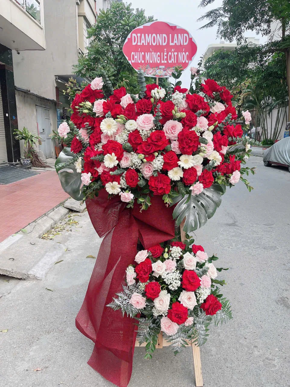 Lẵng hoa mừng lễ cất nóc tông hồng đỏ