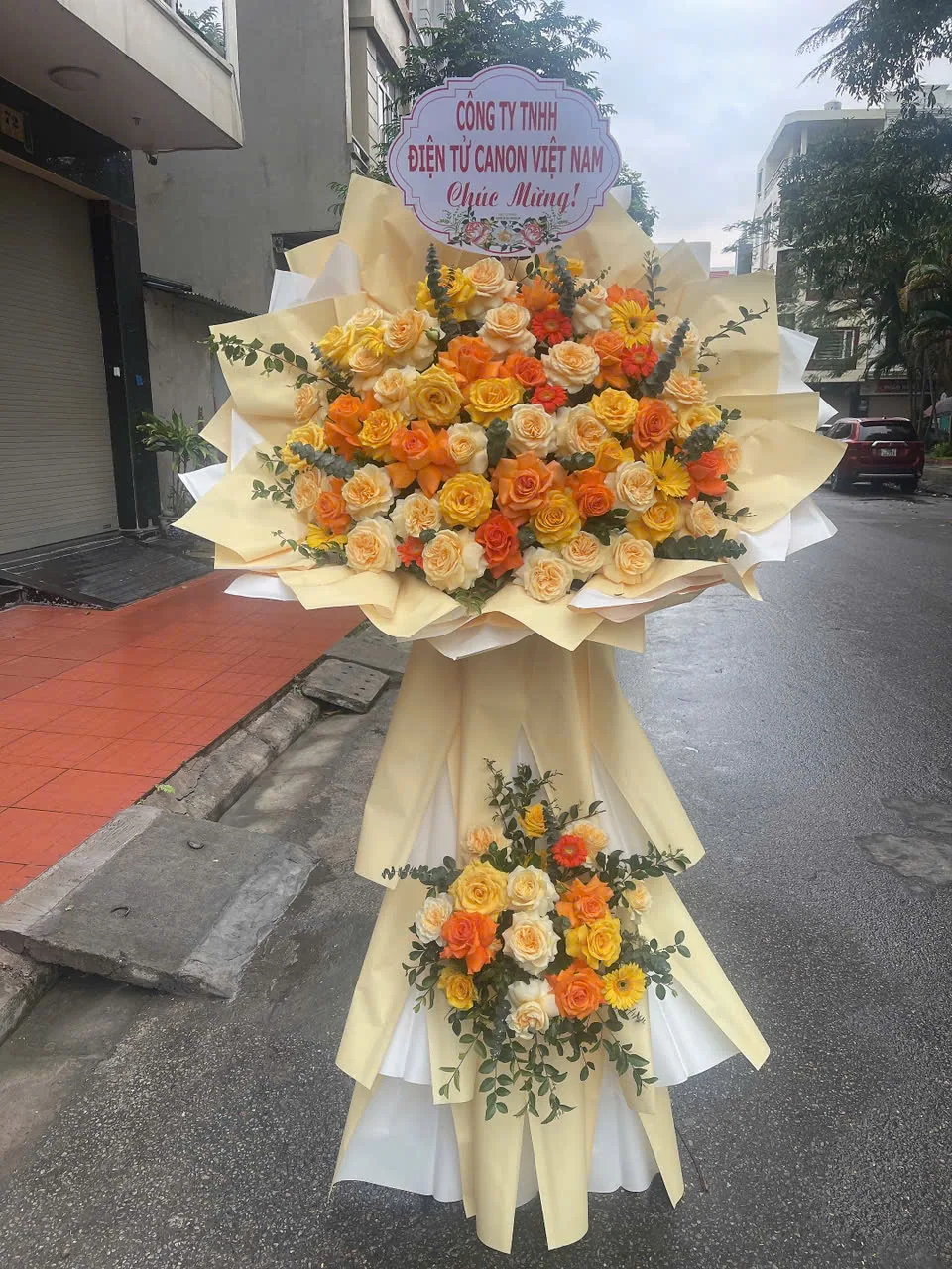 Lẵng hoa khai trương tông vàng nhạt gói nơ