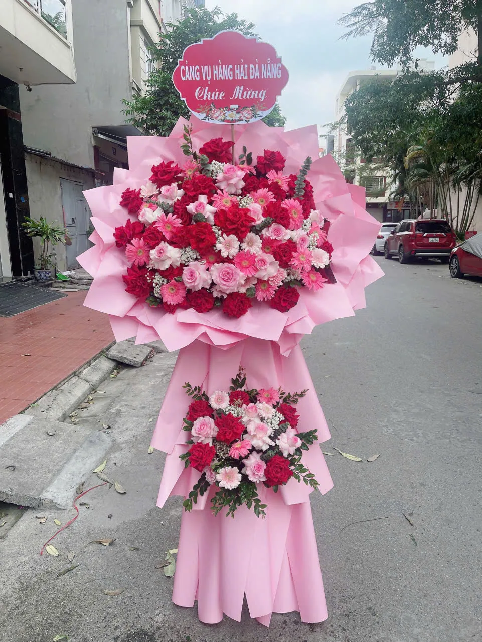 Lẵng hoa khai trương tông hồng phối trắng
