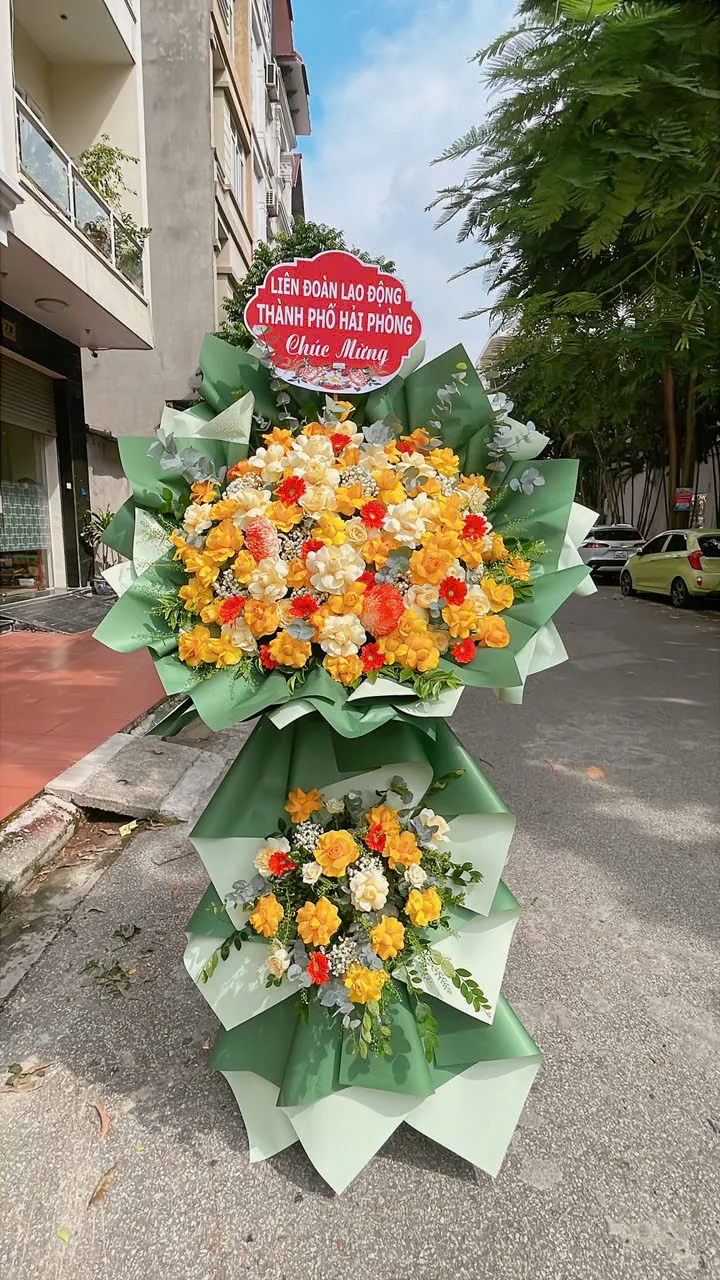 Lẵng hoa chúc mừng tông vàng cam