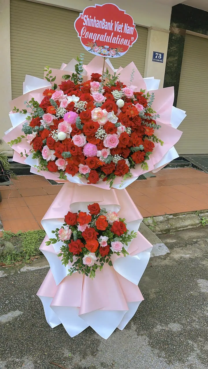 Lẵng hoa đỏ hồng thanh lịch